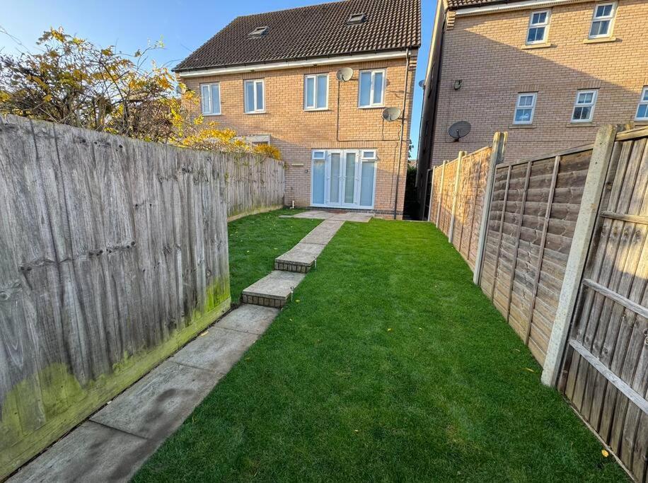 Modern Townhouse - 3 Bed 2.5 Bath 2 Private Gated Parking Villa Wellingborough Eksteriør bilde