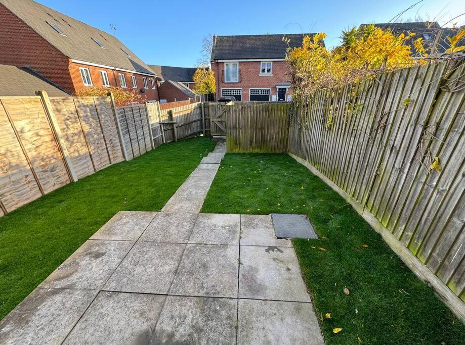 Modern Townhouse - 3 Bed 2.5 Bath 2 Private Gated Parking Villa Wellingborough Eksteriør bilde